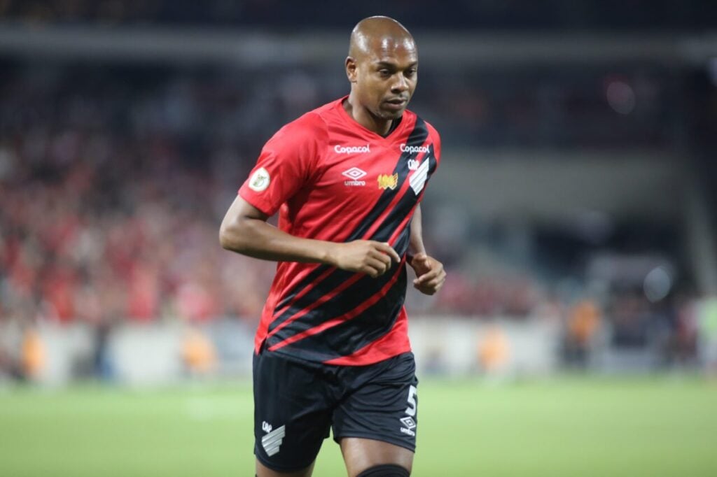 O volante Fernandinho: despedida do Athletico Paranaense