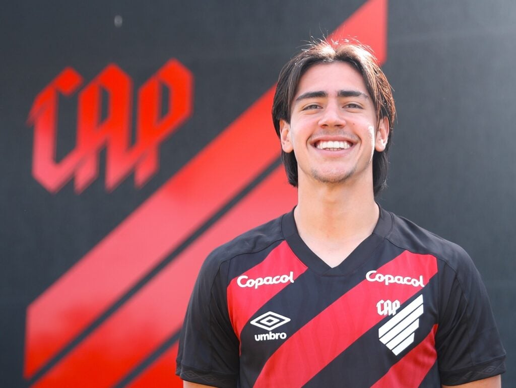 O atacante Nicolas Azambuja