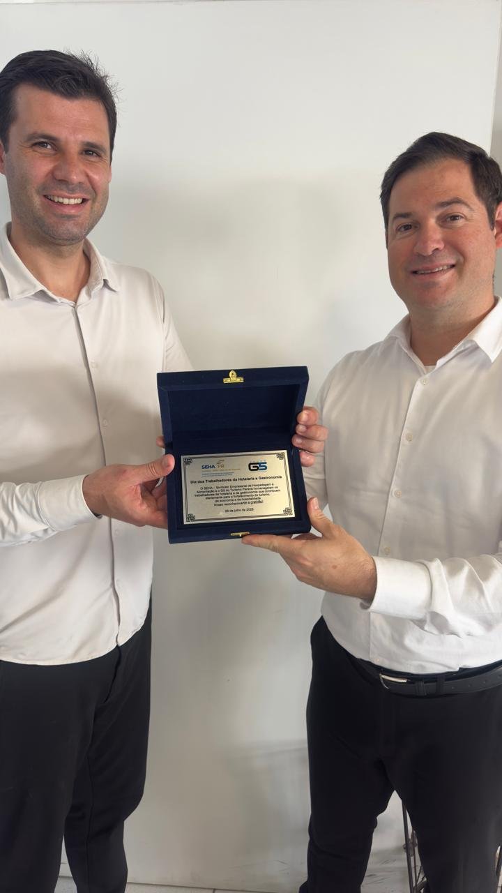 Entrega de placa de reconhecimento para profissional do setor