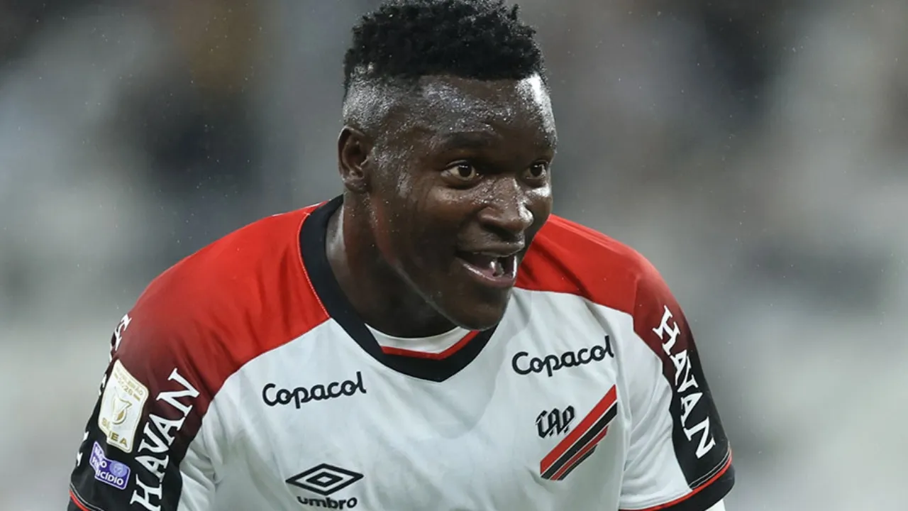 Viveros celebrando gol pelo Athletico