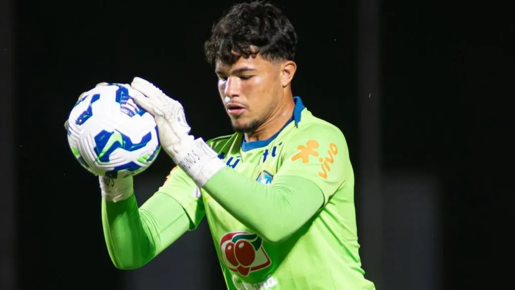 Bruninho Samudio defendendo pênalti pela seleção
