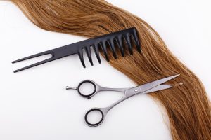 Pente, tesoura e cabelo
