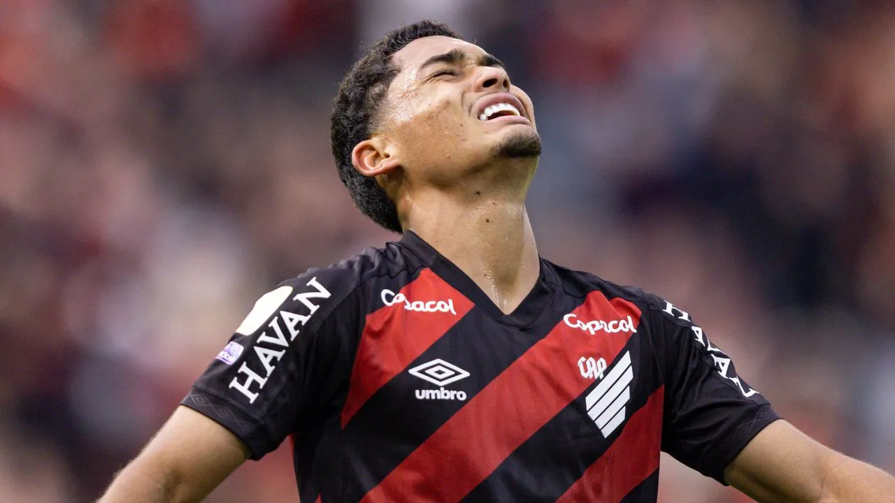 Claudinho, lateral do Athletico.