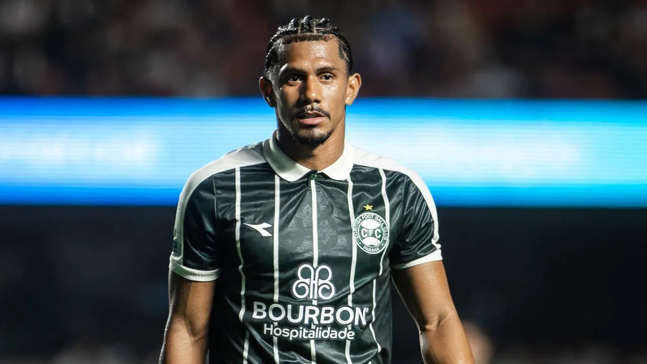 Fernando Sobral em campo pelo Coritiba contra o São Paulo
