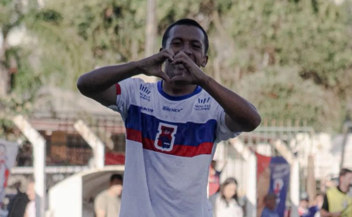 Gustavo Portela comemora primeiro gol profissional em partida do Paraná Clube