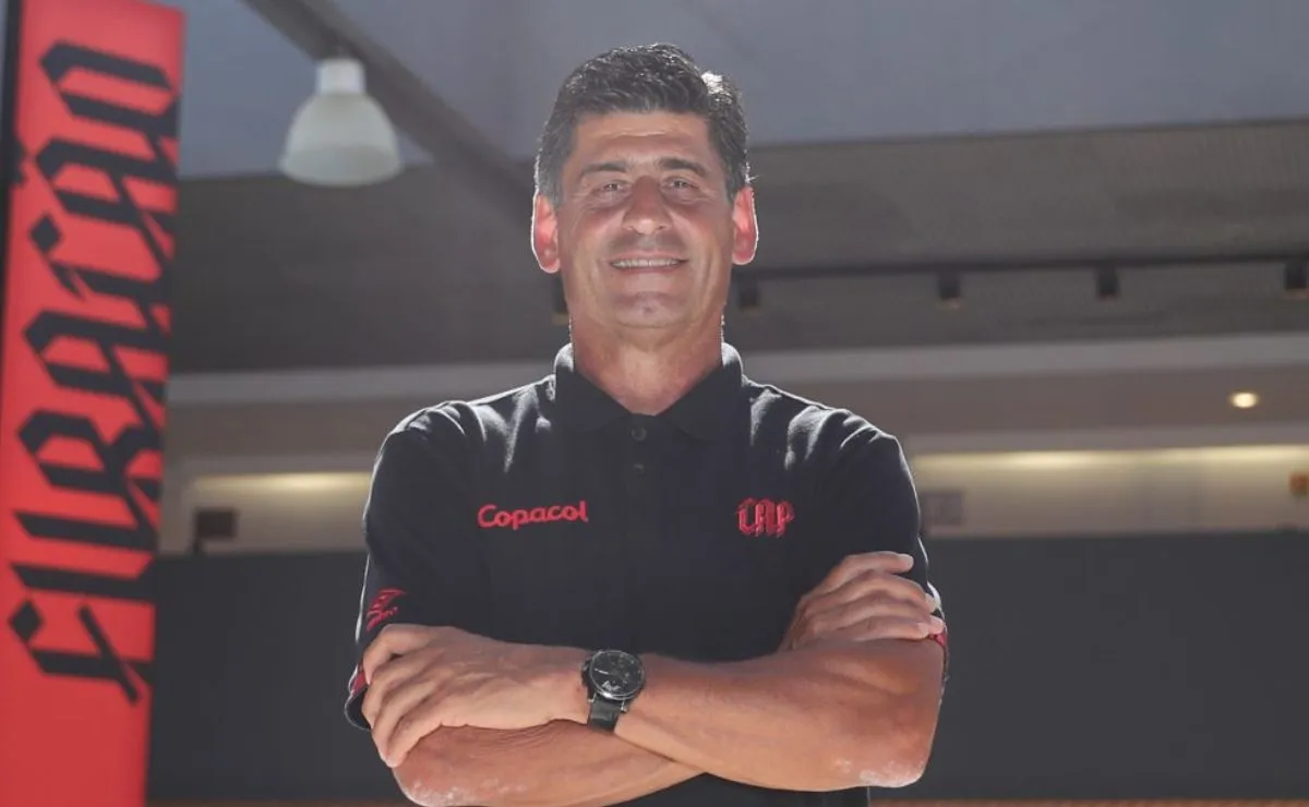 Jorge Raffo no CT do Caju durante atividades no Athletico