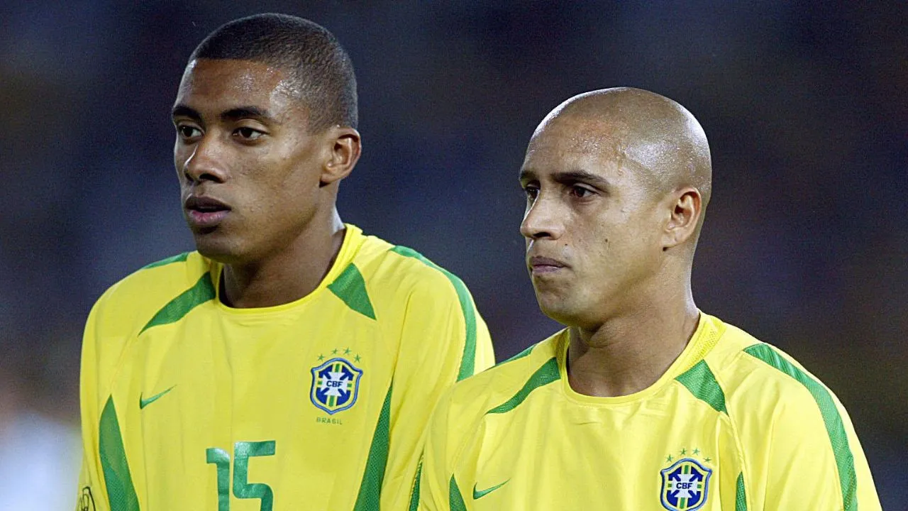 Kleberson e Roberto Carlos comemoram o título mundial