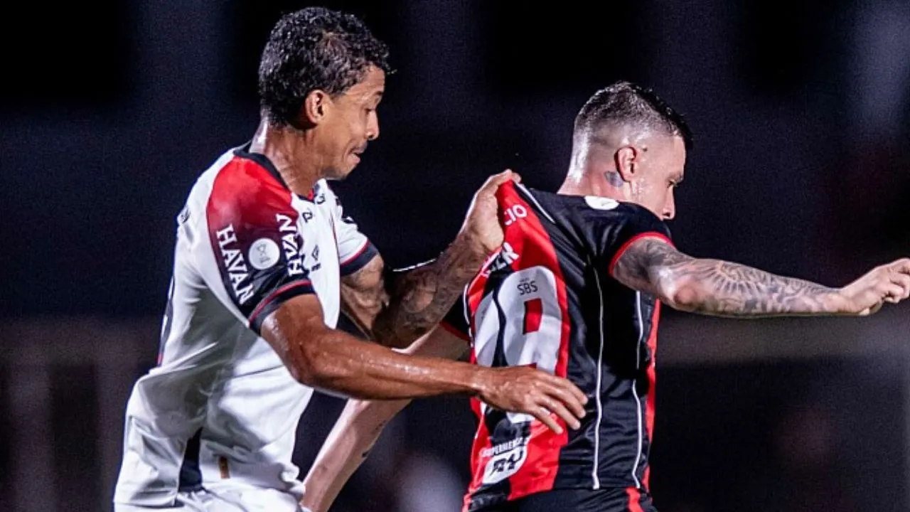 Luiz Gustavo em campo pelo Athletico
