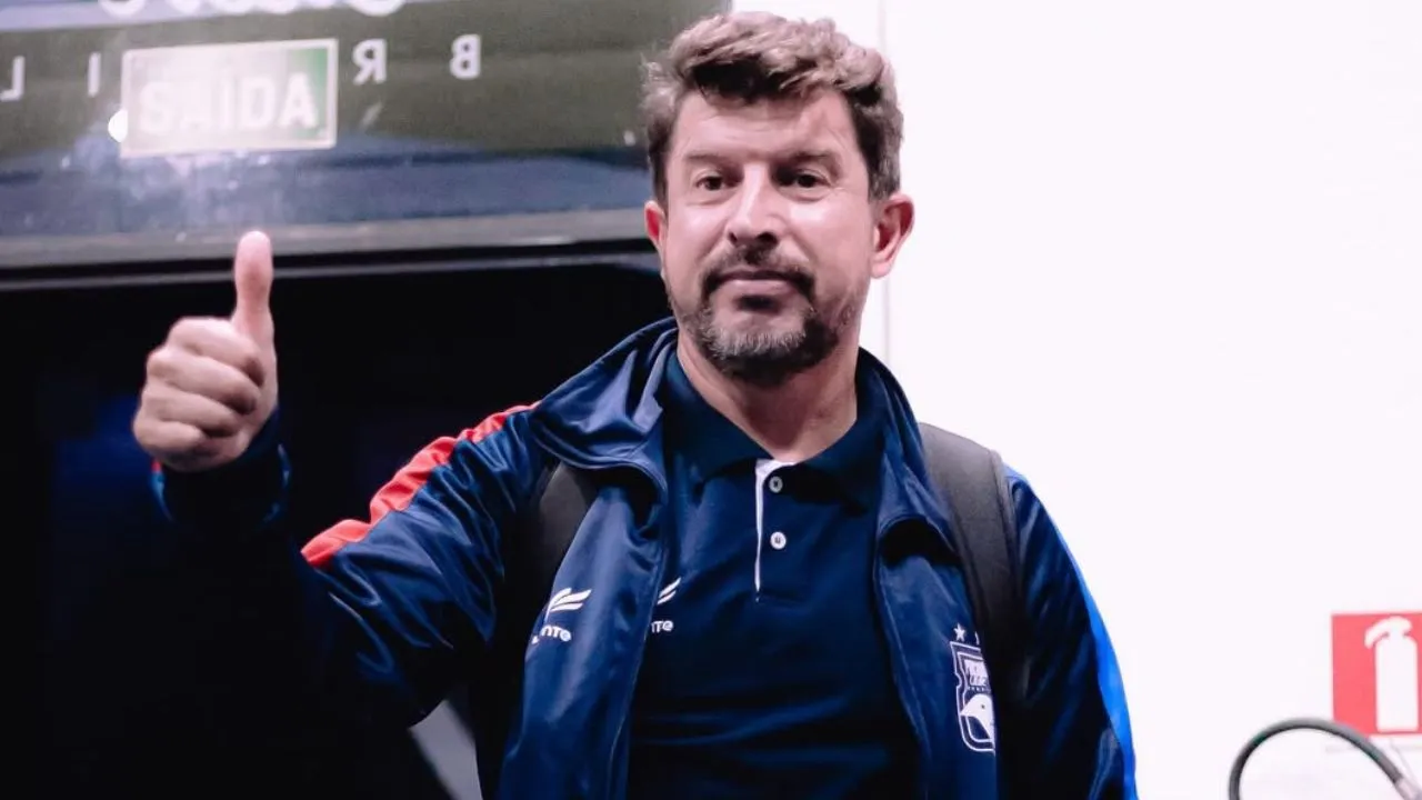 Tcheco, técnico do Paraná Clube.