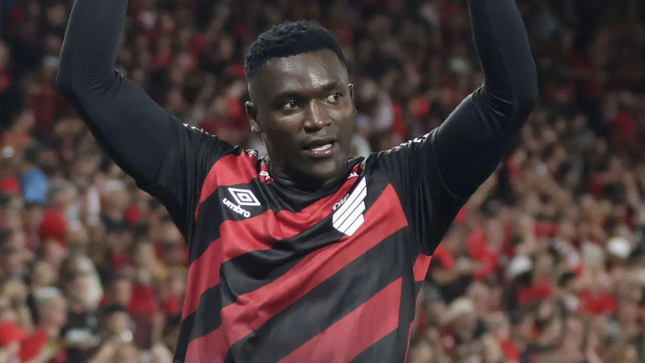 Viveros comemora gol pelo Athletico na goleada sobre o Botafogo na Baixada