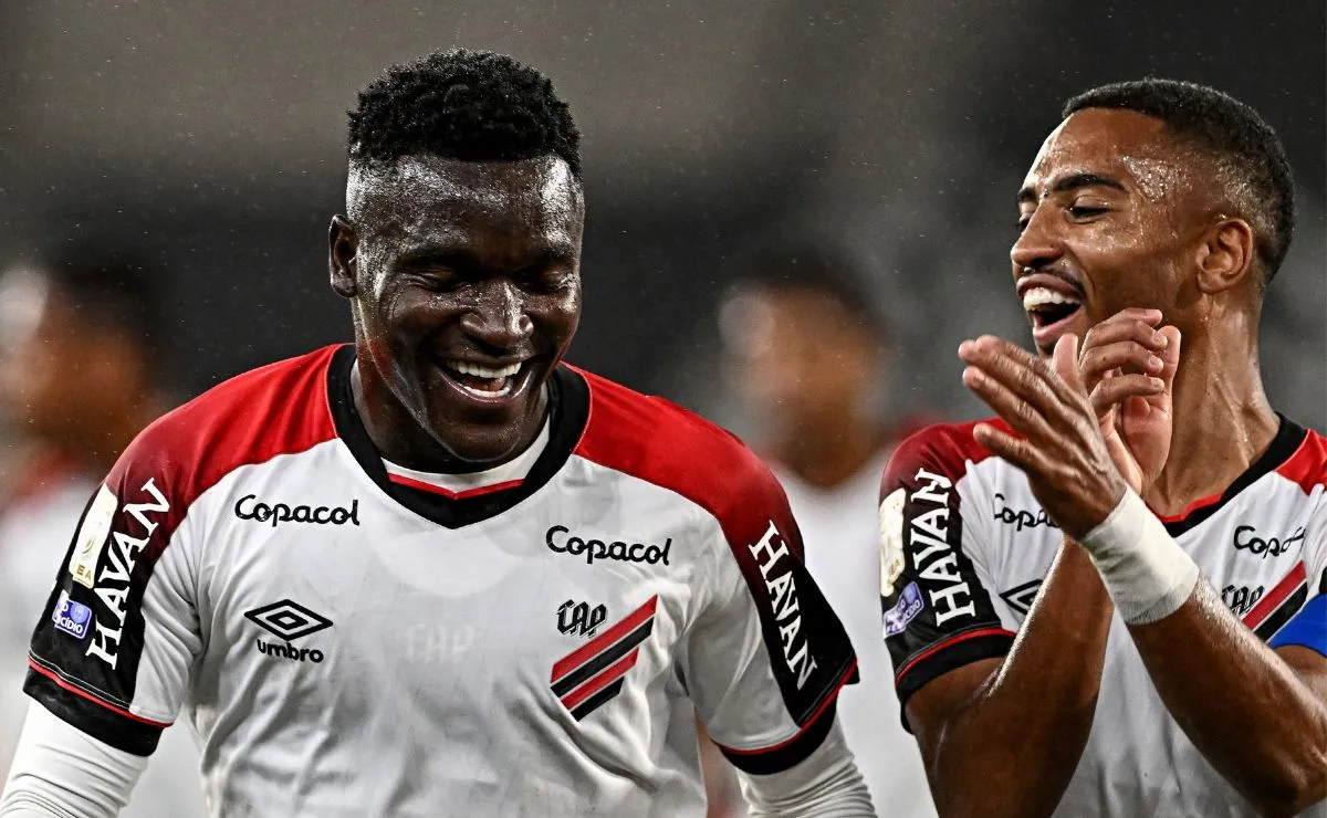 Kevin Viveros comemora gol do Athletico ao lado de Leozinho contra o Botafogo
