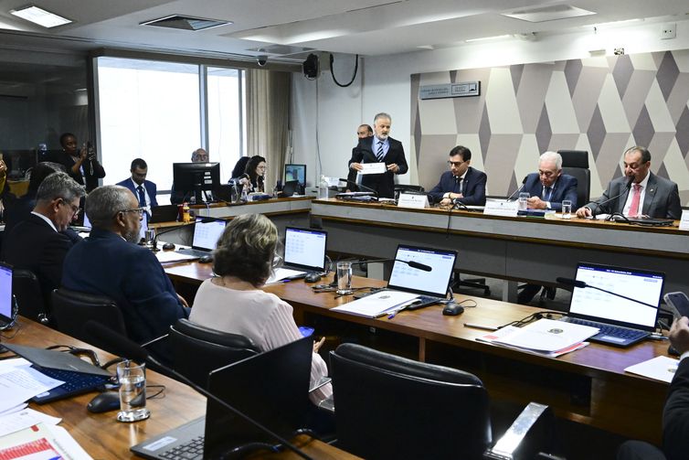 Comissão de Constituição e Justiça do Senado durante análise de propostas legislativas.