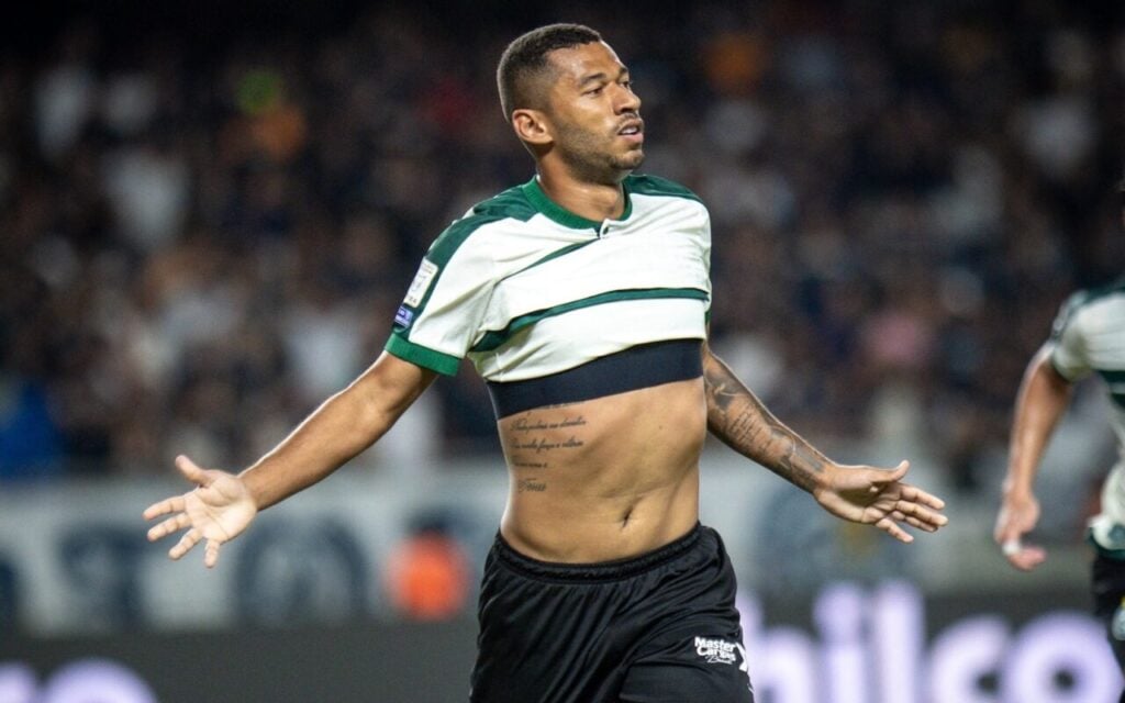 Fabinho comemora em Remo 2×3 Coritiba