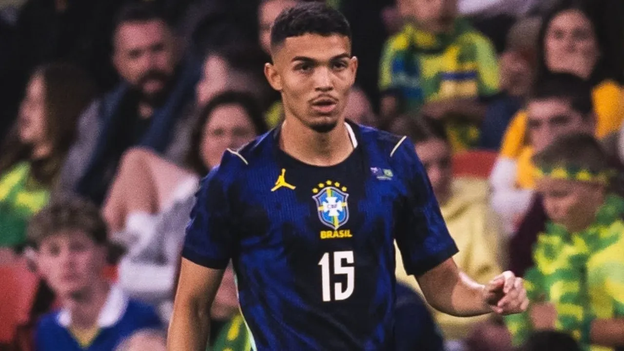Arthur Dias com a camisa da seleção brasileira