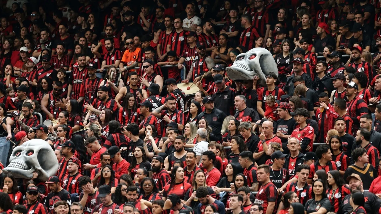 Torcida do Athletico na Arena da Baixada