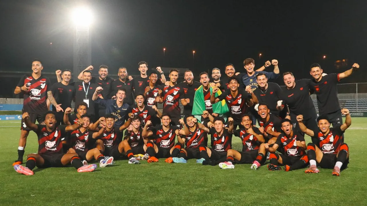 Jogadores do Athletico comemoram gol contra o Real Madrid no Mundial de Clubes Sub-17