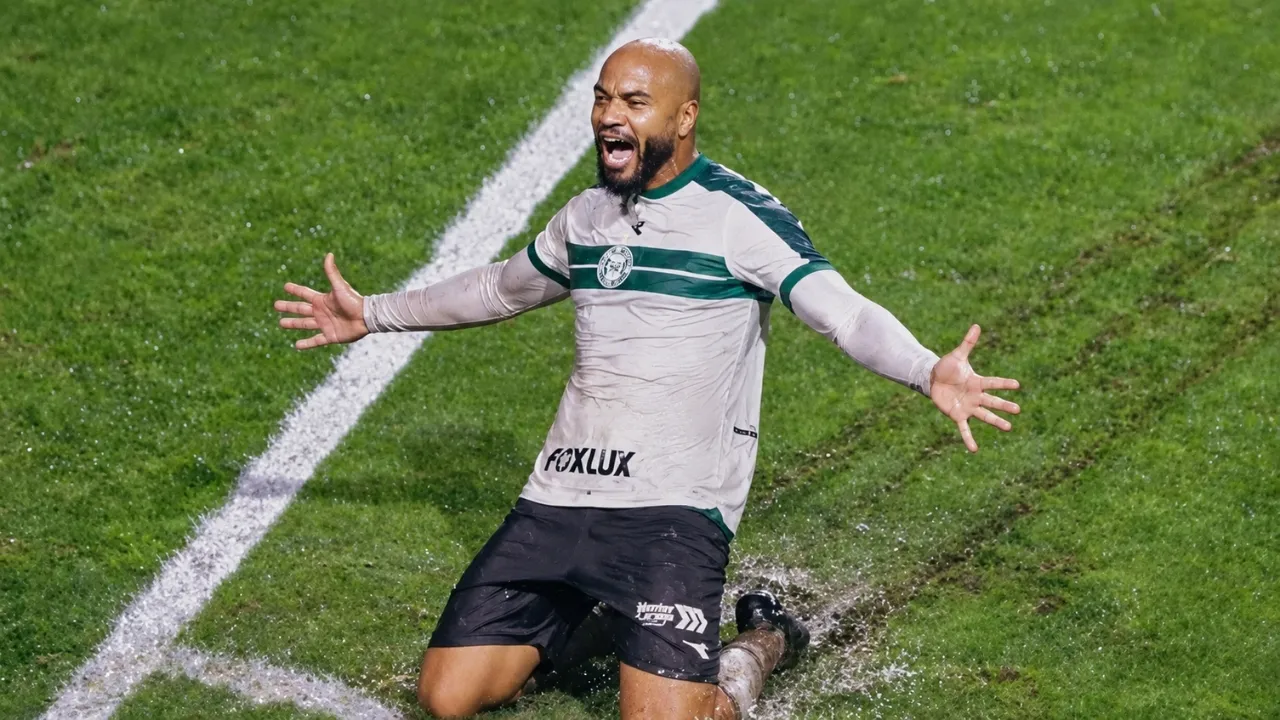 Jogadores comemorando gol no clássico