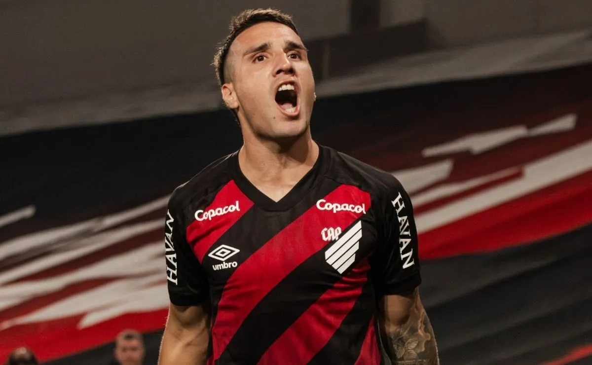 Benavídez comemorando gol pelo Athletico