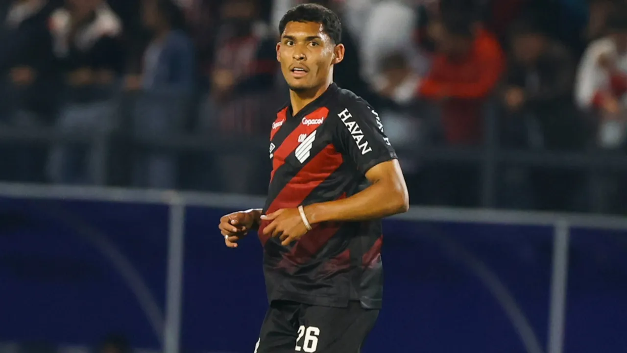 Claudinho em treino pelo Athletico