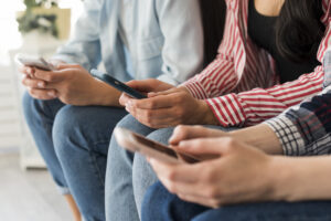 mulheres celular mensagem de texto