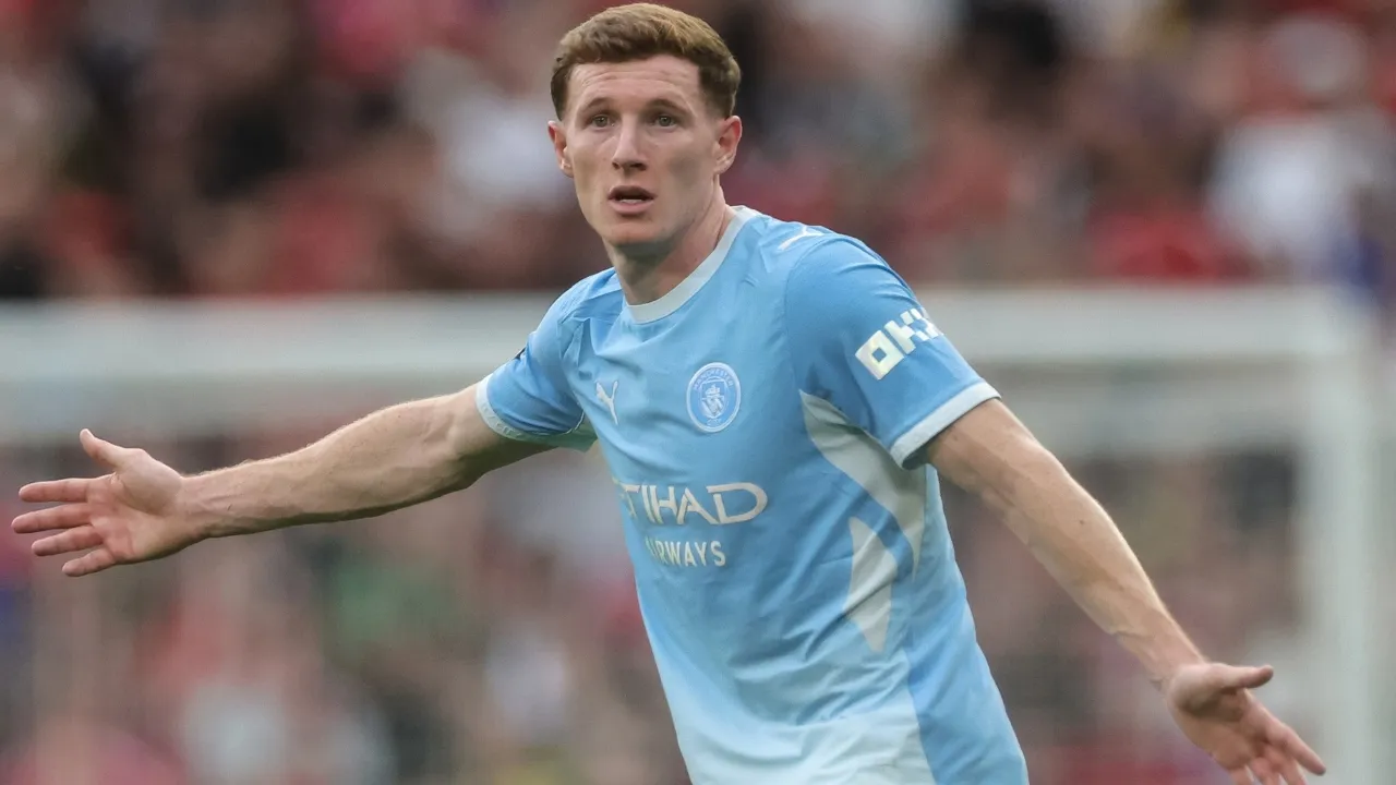 Elliot Anderson com a camisa do Manchester City