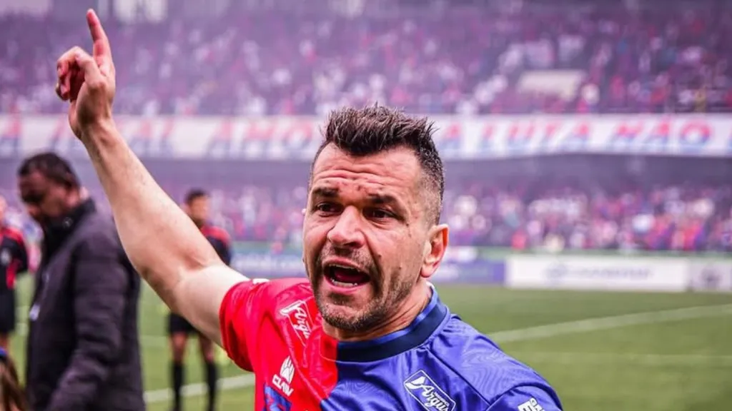 Eltinho comemora conquista pelo Paraná Clube