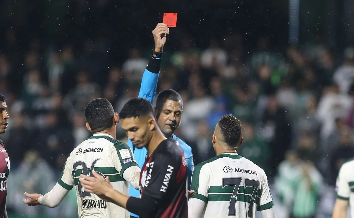 Breno Lopes recebe cartão vermelho durante o Atletiba