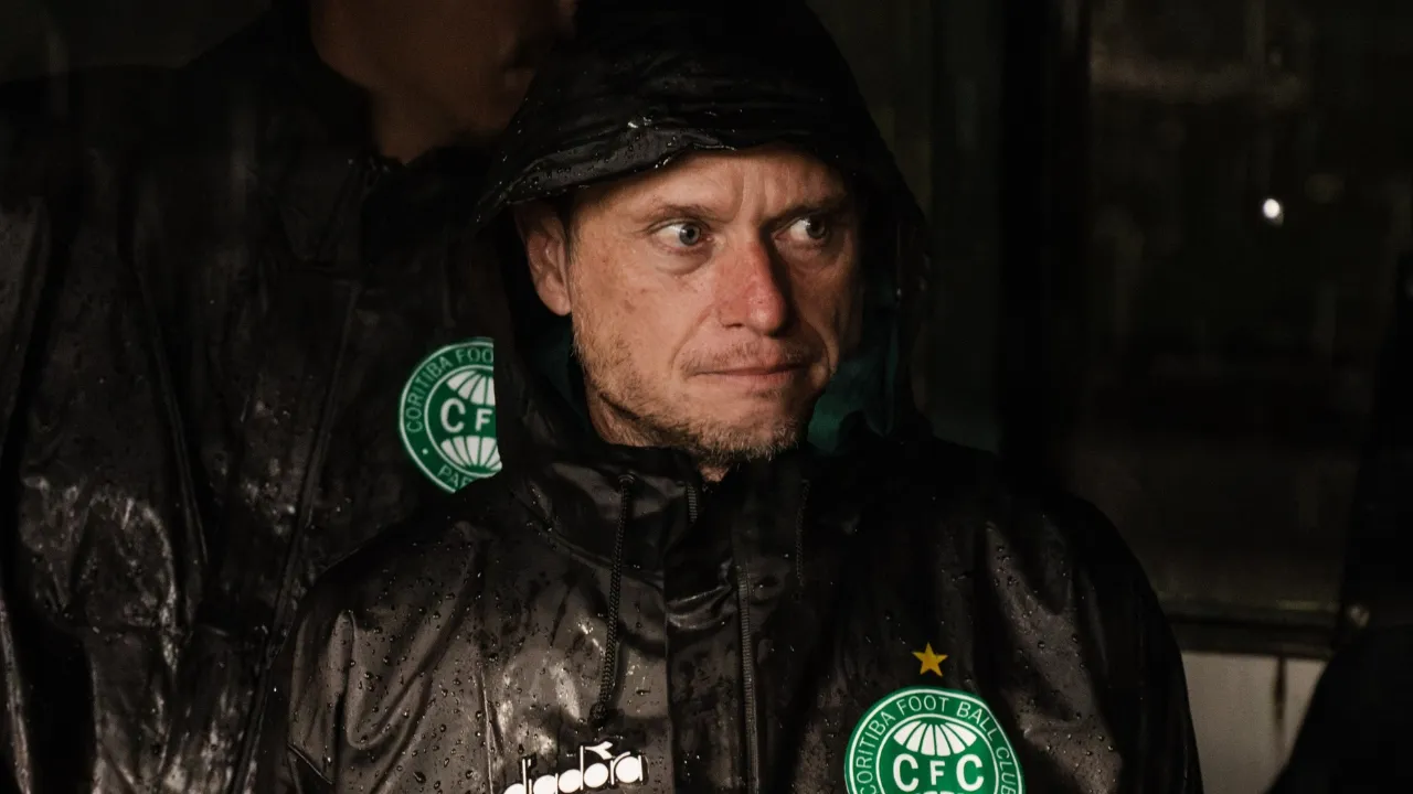 Fernando Seabra na beira do gramado