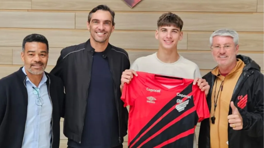 Patrick ao lado de dirigentes e comissão técnica durante passagem pelo Brasil