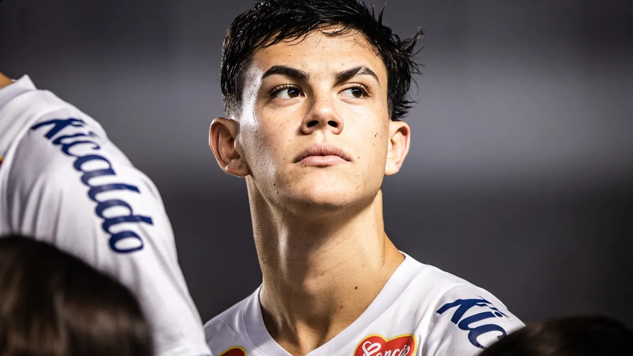 JP Chermont com a camisa do Santos em partida contra o Coritiba.