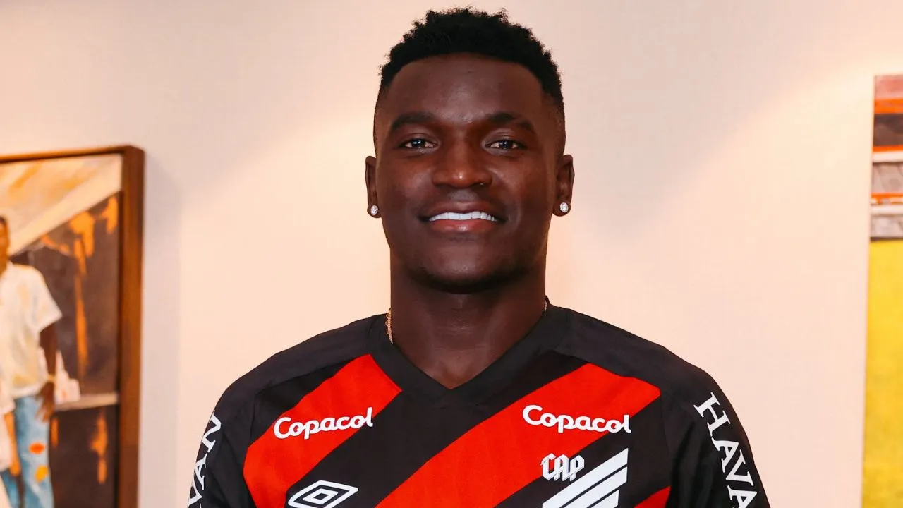 Kevin Viveros com a camisa do Athletico