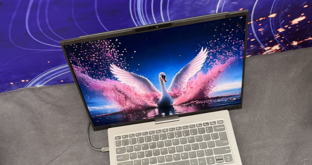 Notebook Lenovo com tela enrolada e expandida
