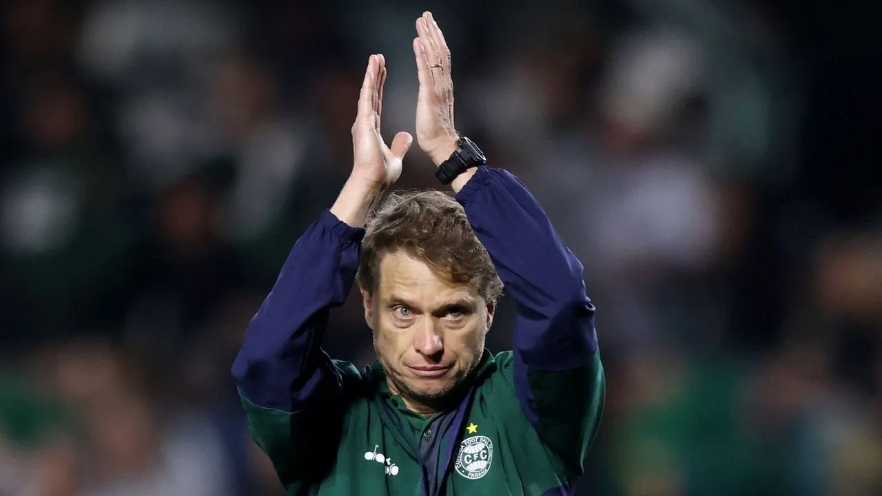 Técnico Fernando Seabra orienta a equipe do Coritiba.
