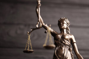 estátua da justiça direito