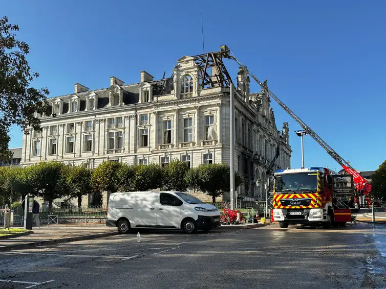Caminhão dos Bombeiros trabalha no rescaldo do incêndio na prefeitura de Limoges