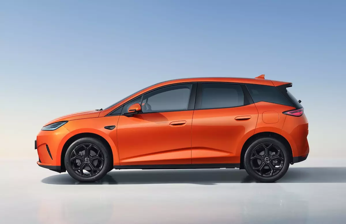 BYD Dolphin G DM-I Híbrido Plug-in de lado na cor laranja