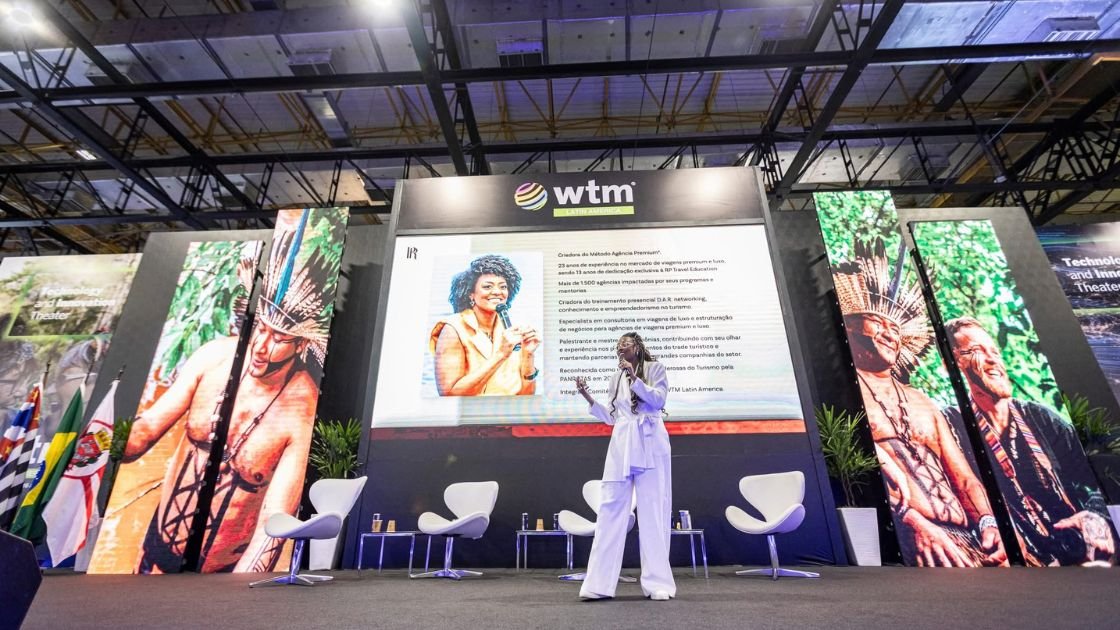 Profissionais em feira de turismo