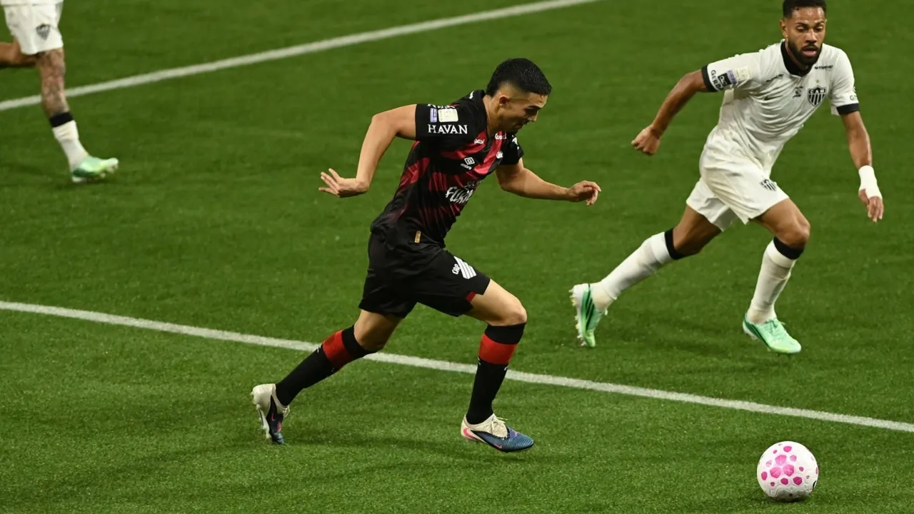 Arthur Dias em campo pelo Furacão