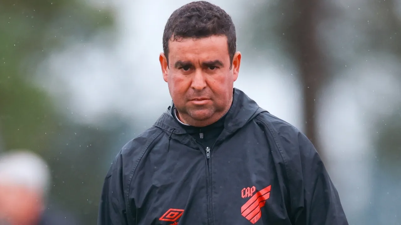 Auxiliar técnico orienta o time do Athletico