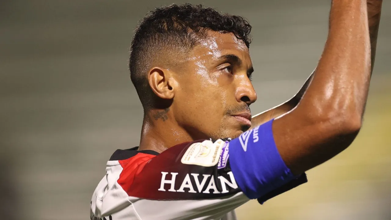 Luiz Gustavo comemorando gol pelo Athletico