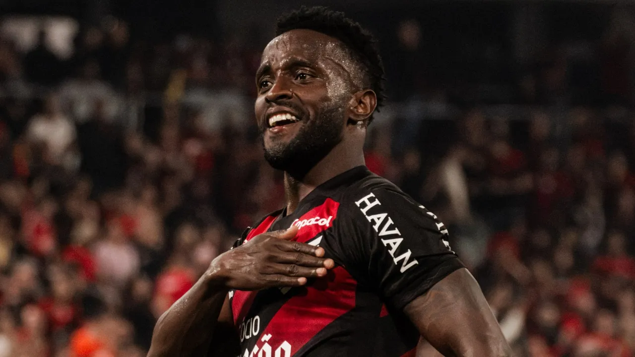 Mendoza em ação pelo Athletico