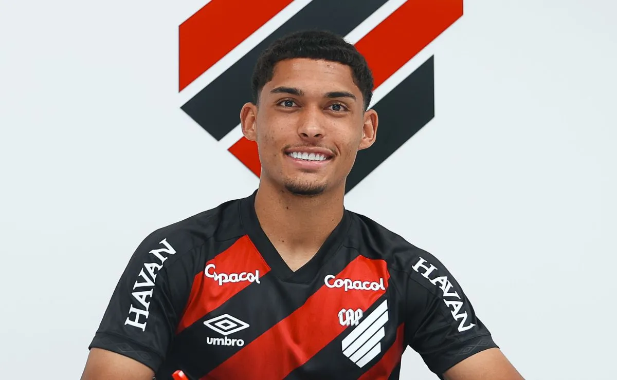 Claudinho assina a renovação de contrato com o Athletico