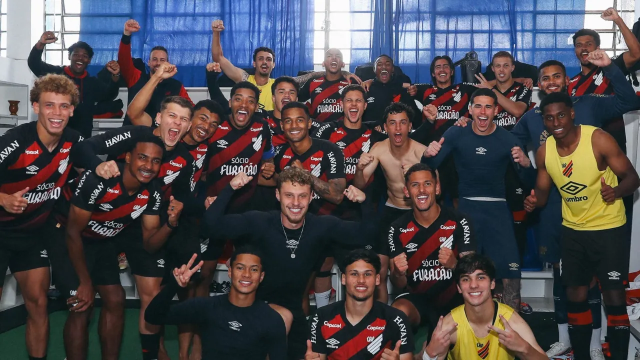 Elenco do Athletico comemorando a classificação à semifinal da Copa Paraná no vestiário