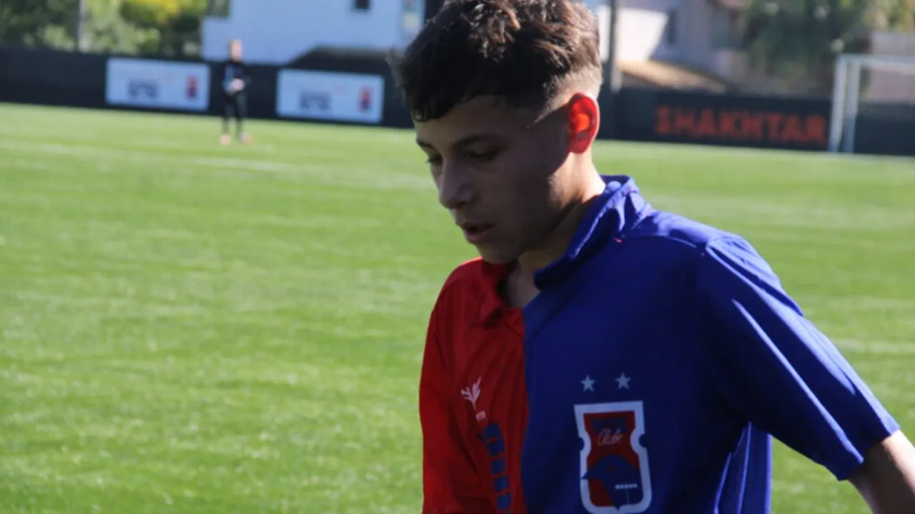 Jogador do sub-14 do Paraná Clube em ação