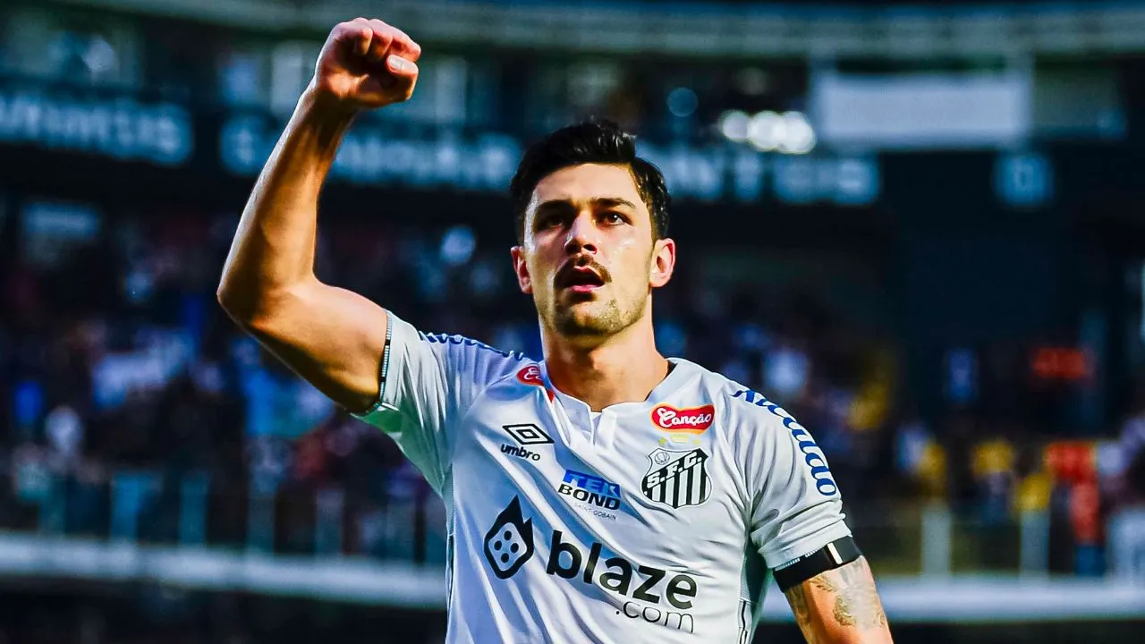 João Basso comemorando gol com a camisa do Santos.