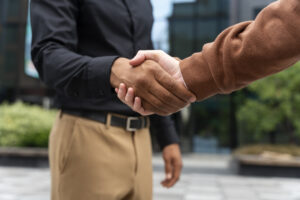 combinado contrato acordo aperto de mãos