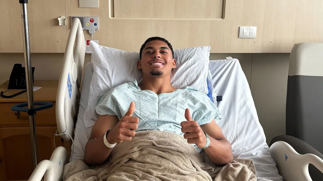 Claudinho após cirurgia no joelho