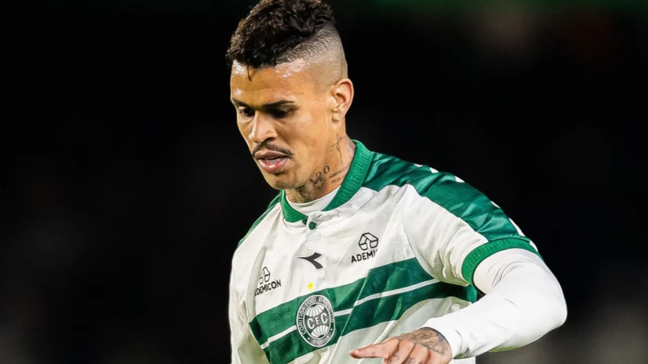 Volante Richard em ação pelo Coritiba