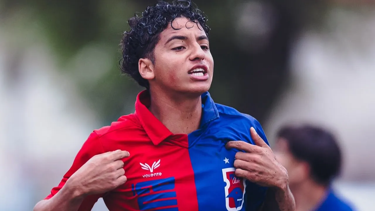 Atacante Estevão assinando contrato com o Paraná Clube