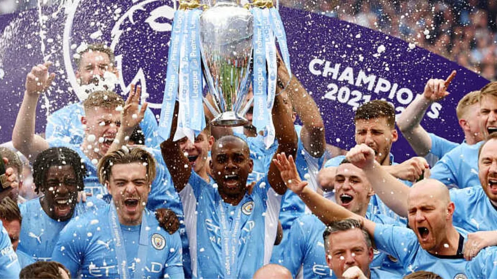 Fernandinho comemorando título pelo Manchester City